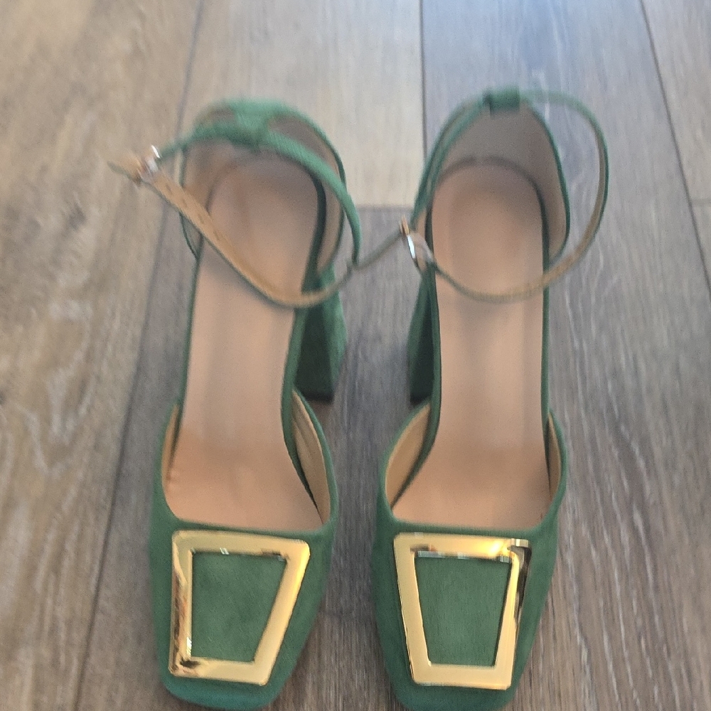 Elegant Green Block Heel Shoes with Gold Buckle
